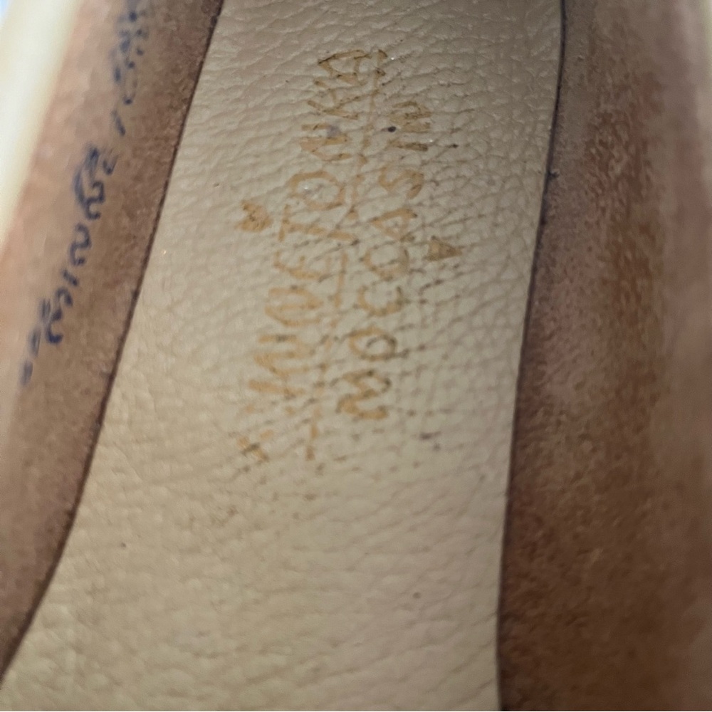 Minnetonka Tan / Beige Smooth Leather Moccasins w/ Beaded Thunderbird Design 7.5 - Picture 6 of 9